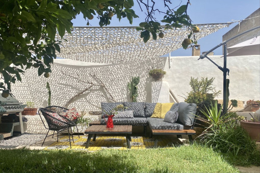 Idyllischer Loungebereich im Garten