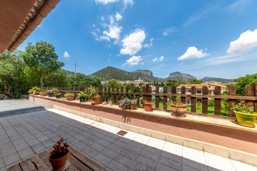 Überdachte Terrasse mit Weitblick