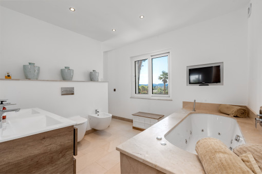 Badezimmer mit Badewanne