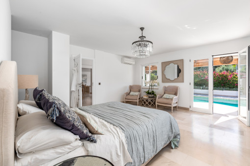 Schlafzimmer mit Zugang zum Pool