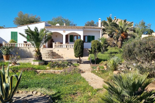 Romantisches Kleinod mit Ferienvermietungslizenz und mediterranem Garten in erster Meereslinie in S'Almunia nahe Cala Llombards