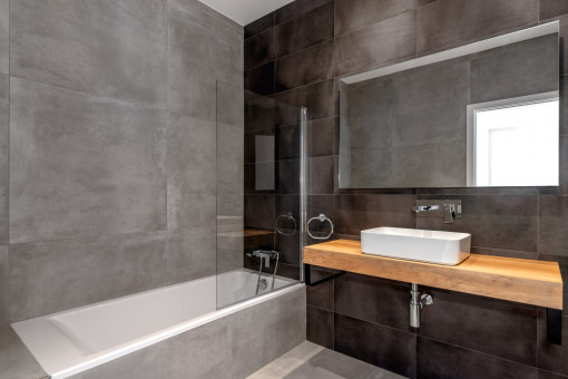 Nobles Badezimmer mit Badewanne