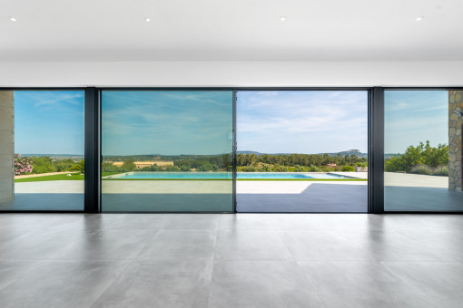 Wohnbereich mit großen Panoramafenstern