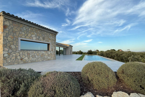 Terrasse und gepflegter Garten