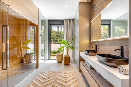 Luxusbadezimmer mit Dusche