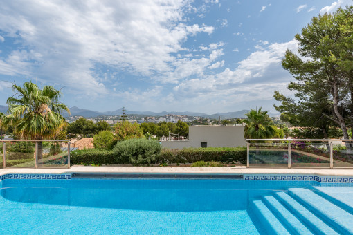Pool mit Weitblick
