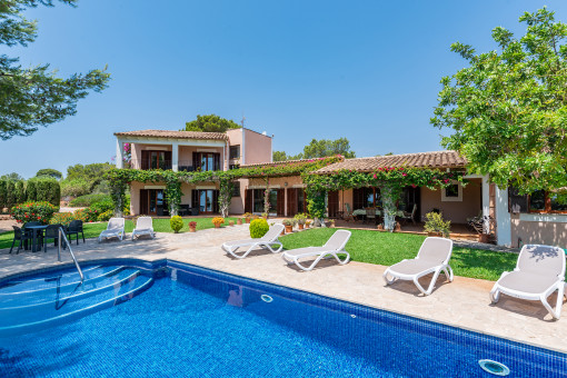 Mediterrane Finca mit Ferienvermietungslizenz und spektakulärem Meerblick am Ortsrand von Portocolom