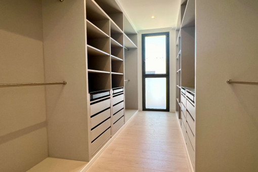 Begehbarer Kleiderschrank
