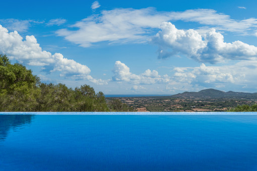 Infinitypool mit spektakulärer Aussicht