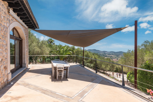 Terrasse mit Essbereich im Freien