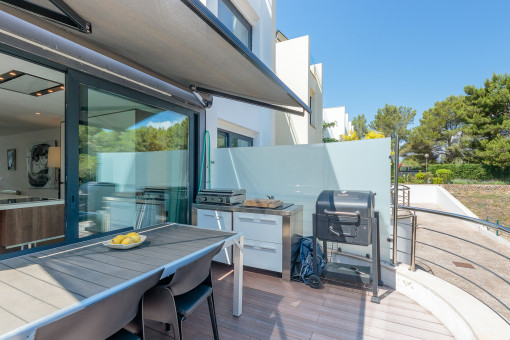 Terrasse mit Grillbereich und Markise