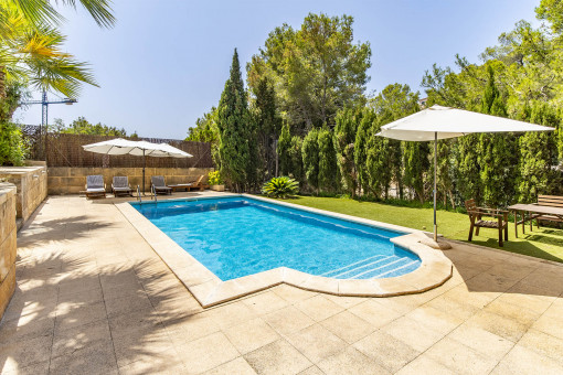 Sonniger Poolbereich