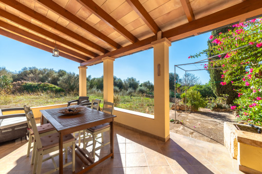 Blick in den Garten von der Terrasse