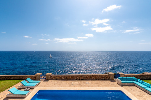 Spektakuläre Villa mit Pool und Ferienvermietungslizenz in erster Meereslinie in privilegierter Lage von Portocolom
