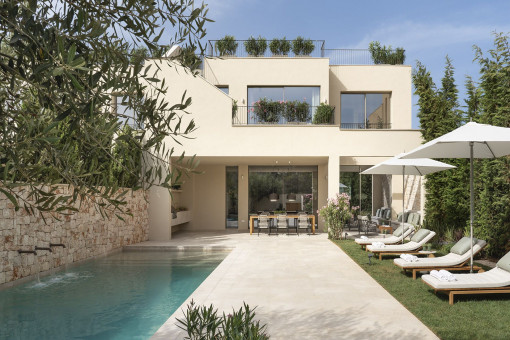 Luxuriöse Neubauvilla mit Pool und großer Dachterrasse mit Meerblick fußläufig zum Hafen von Cala Figuera