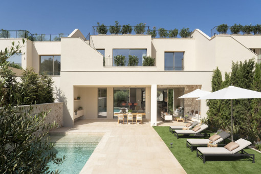 Eleganz pur! Spektakuläre Neubauvilla mit großer Dachterrasse und Meerblick fußlüufig zum Hafen von Cala Figuera