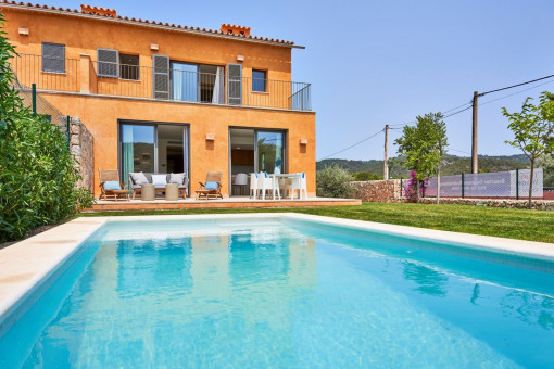 Mallorquinisches Neubau-Reihenhaus mit privaten Garten und Pool in Es Capdella