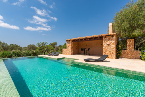 Praktisches Poolhaus