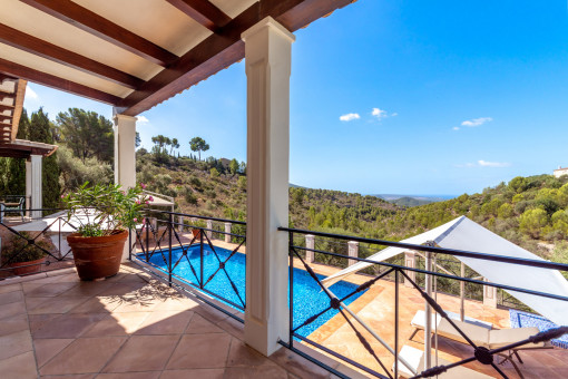 Balkon mit herrlichem Pool- und Landschaftsblick