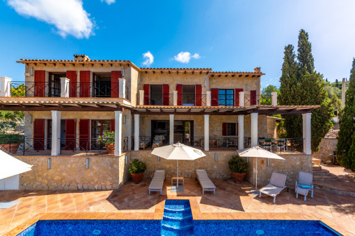Anischt der Villa mit Pool und Terrassen