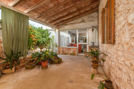 Große, überdachte Terrasse