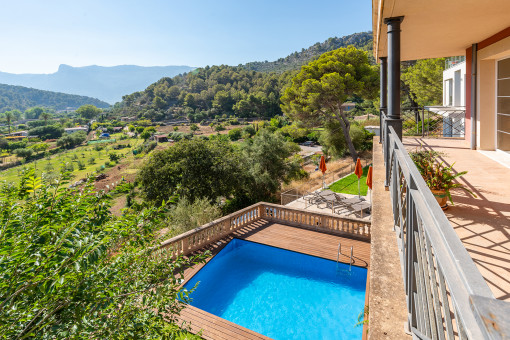 Terrasse mit Pool- und Landschaftsblick