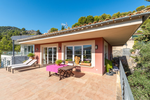 Mediterrane Terrasse mit Sonnenliegen