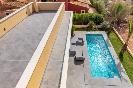 Blick von der Dachterrasse zum Pool