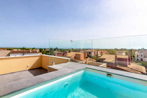 Dachterrasse mit Pool und Meerblick