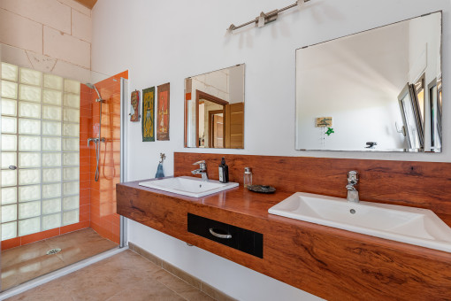 Badezimmer mit Dusche