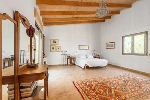 Großzügiges Schlafzimmer