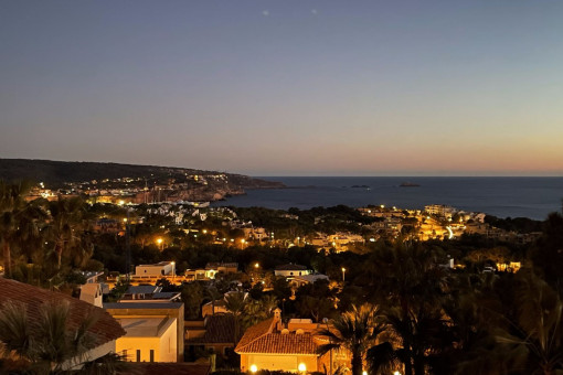 Blick über Santa Ponsa bei Nacht