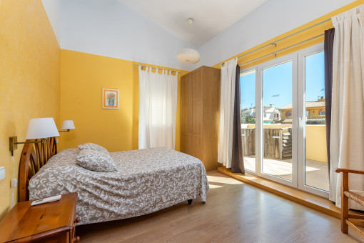 Schlafzimmer mit Balkonzugang