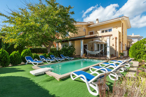 Gepflegtes Chalet mit Pool und Ferienvermietlizenz in Barcarés, Alcudia, unweit vom Strand