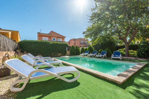 Sonniger Poolbereich