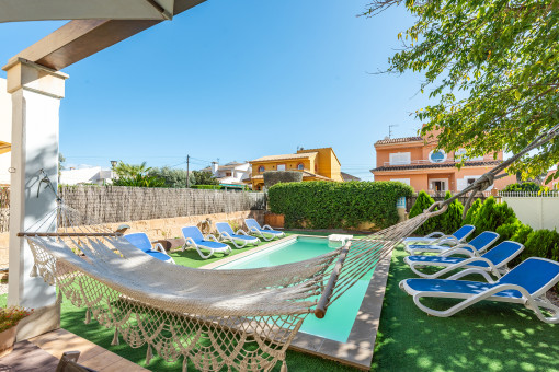 Sonniger Poolbereich