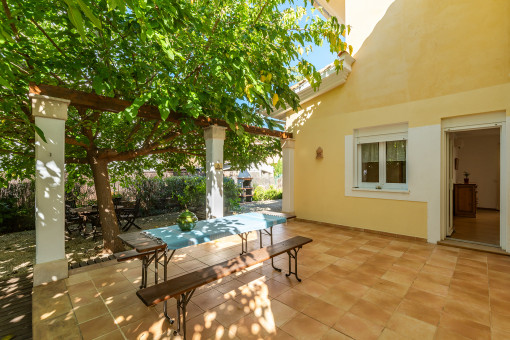 Terrasse mit schattenspendenden Bäumen