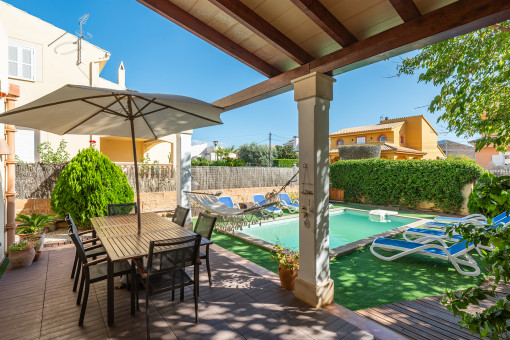 Terrasse mit Blick auf den Pool