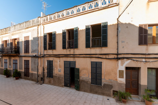 Klassisch Mallorquinisches Stadthaus zum Sanieren am Plaza in Son Servera