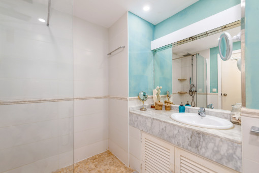 Zweites Badezimmer