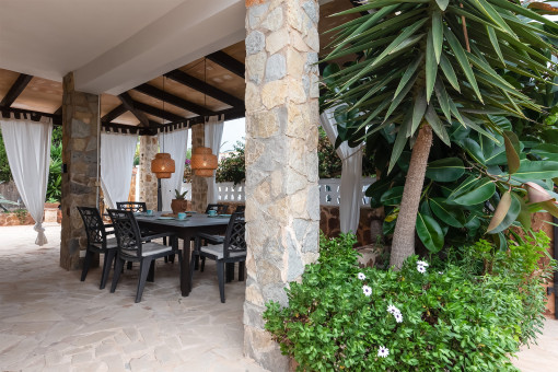 Überdachte Terrasse mit Essbereich