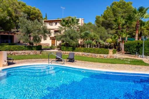 Pool mit Blick zur Finca