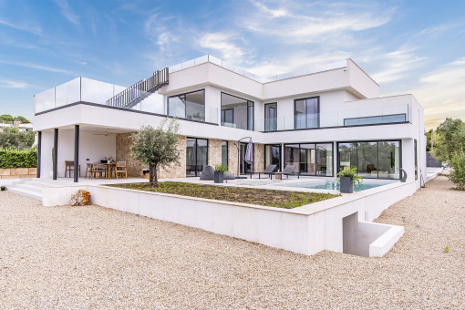 Außenansicht der Villa mit Pool
