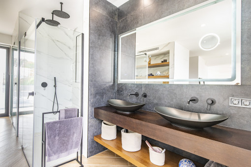 Tolles Badezimmer mit Dusche