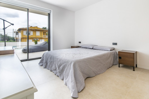 Lichtdurchflutetes Doppelschlafzimmer mit Terrassenzugang