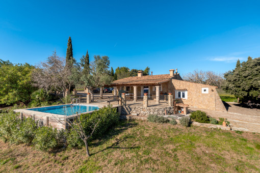 Aussenansicht mit Garten und Pool