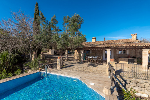 Herrlicher Pool neben der Terrasse