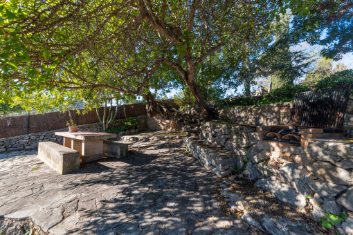 Terrasse mit Natursteinboden
