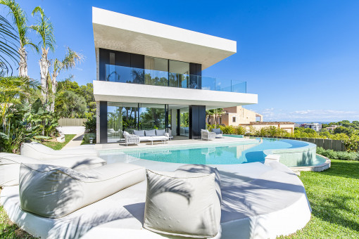 Moderner Poolbereich und Terrasse