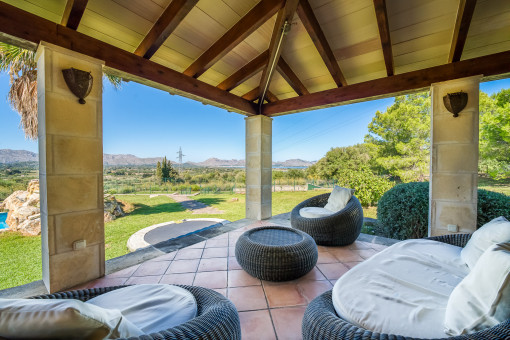 Überdachte Terrasse mit Loungebereich